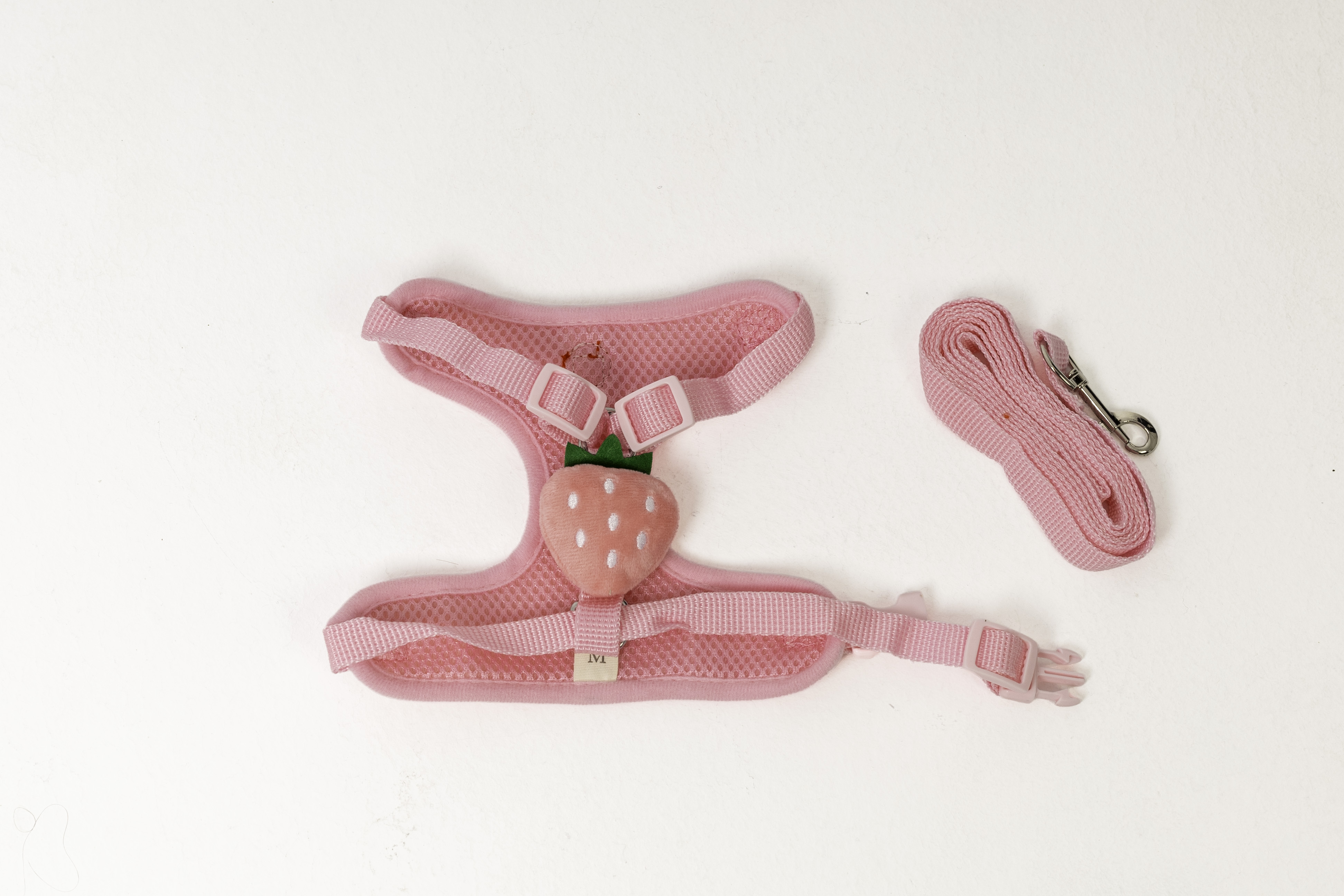 طقم صدرية "الفراولة" الوردي الكلاب الصغيرة مع مقود.